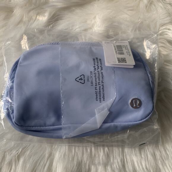 NWT Lululemon Everywhere Belt Bag Pastel Blue - Picture 6 of 7